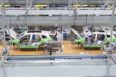 賽力斯鳳凰智慧工廠工人正在裝配汽車(chē)。記者 孫凱芳 攝